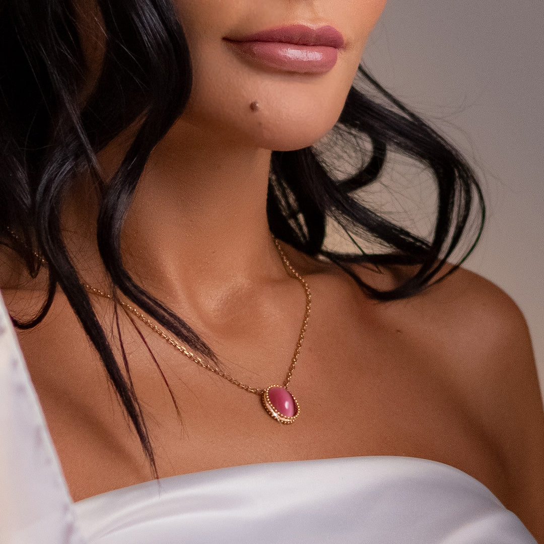 Mona Lisa necklace model focused