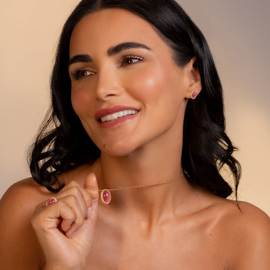 Mona Lisa necklace model