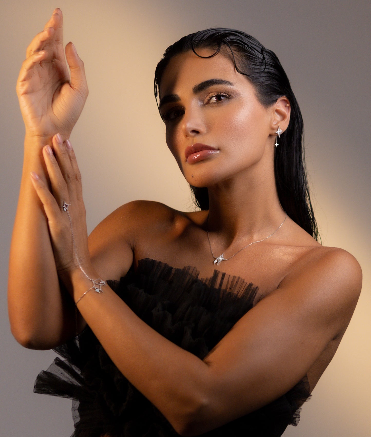 Sparkle necklace, full set model view